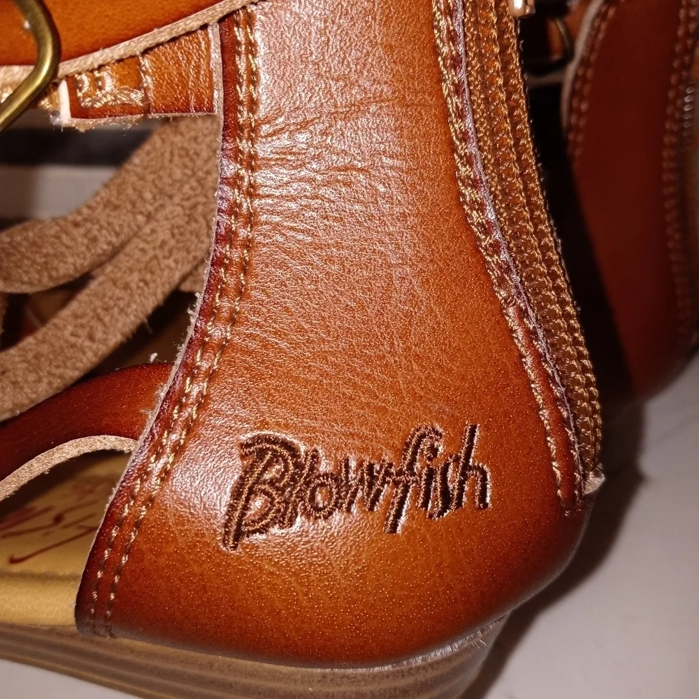 Blowfish Malibu thong leather Sandals with buckle and zip up heel youth 4.5